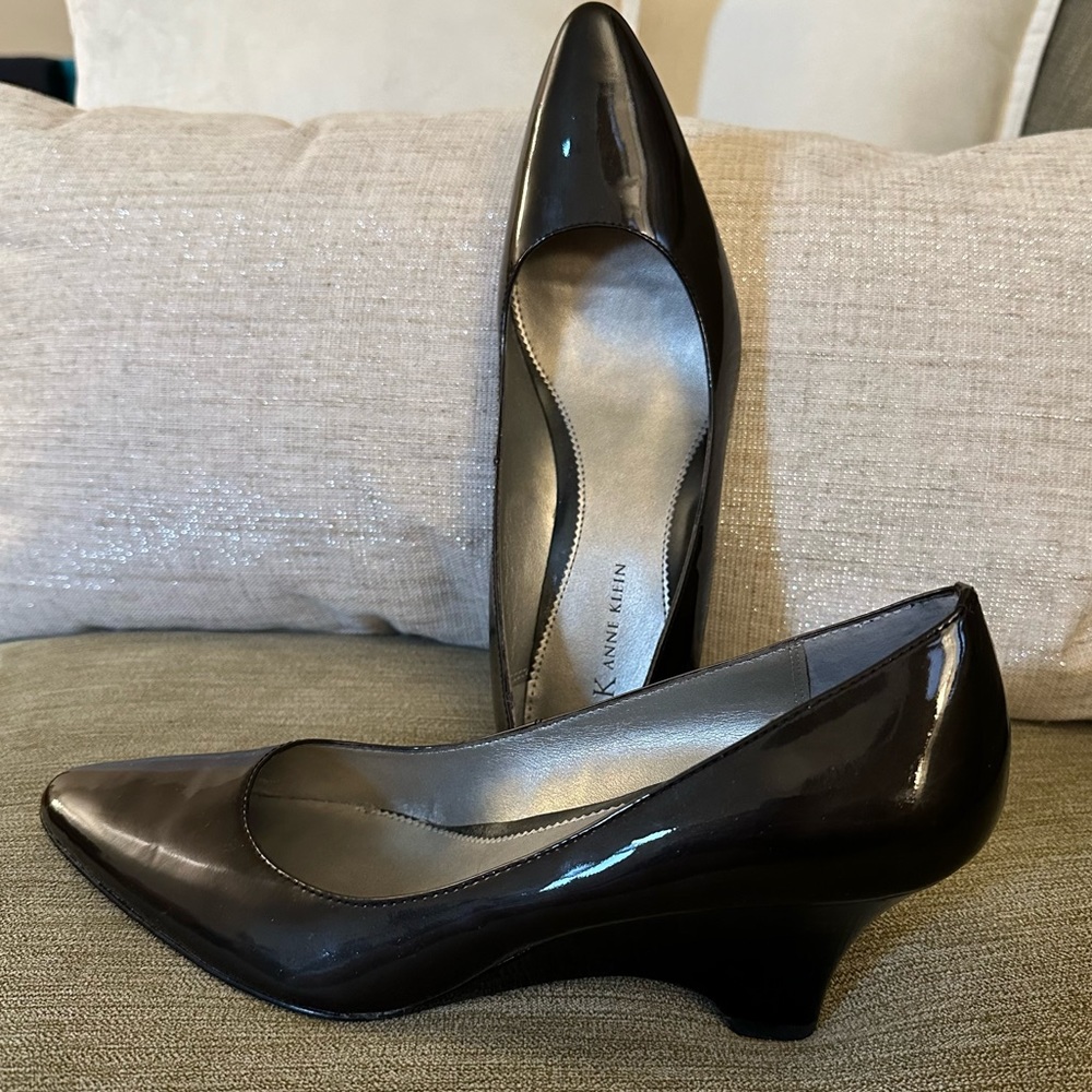 ANNE KLEIN Mabittern Wedge Patent Pumps